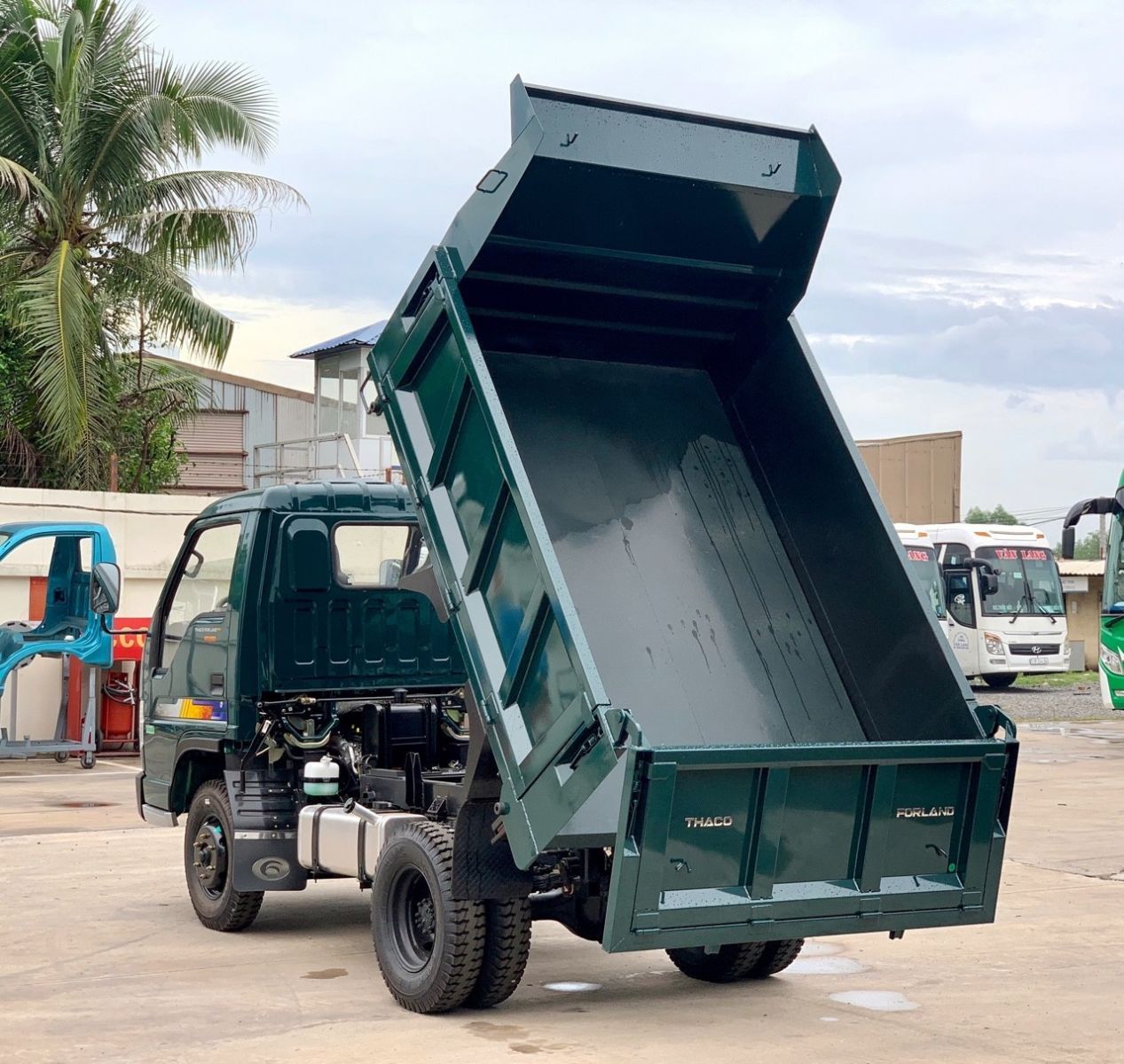 THACO Lai Thieu Branch hands over 10 new THACO Forland FD9500 dump trucks