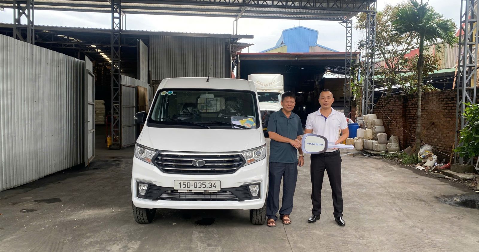 BÀN GIAO XE VAN 945KG THACO TF450 CHO KHÁCH HÀNG