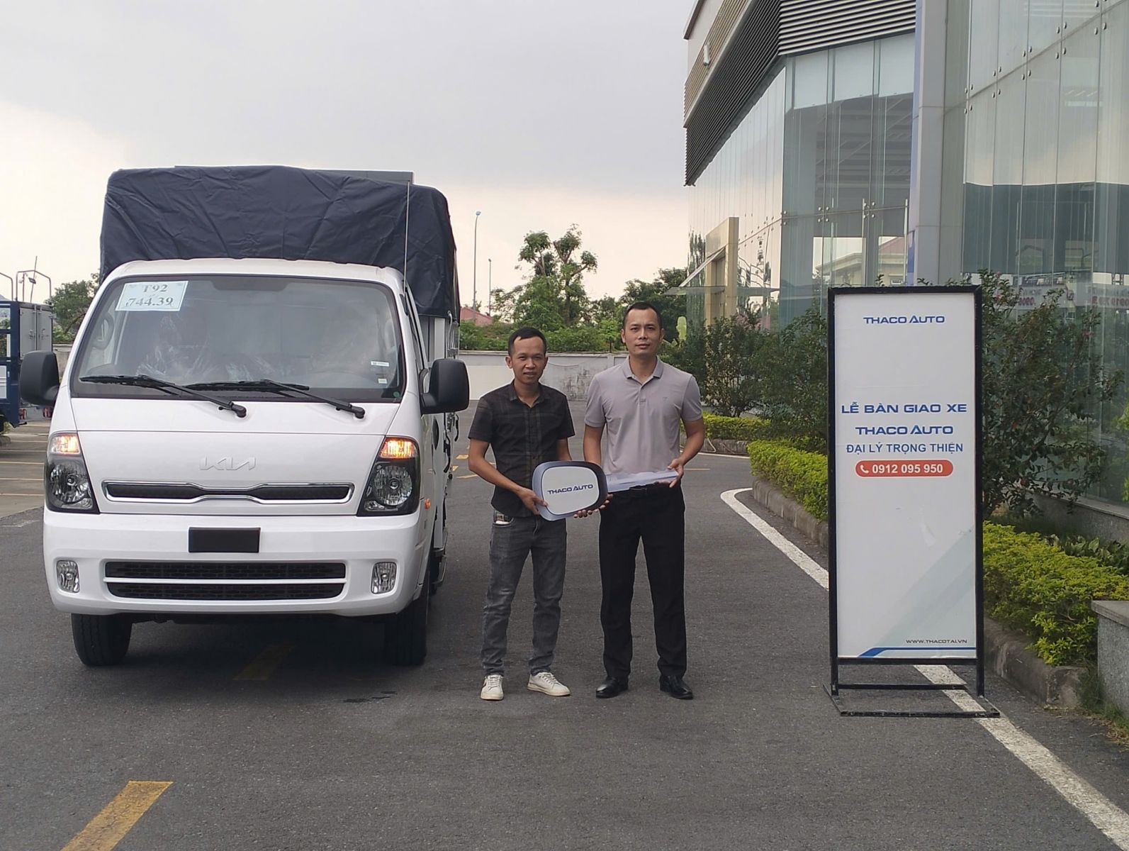 bàn giao xe kia k200 cho nguyễn văn hòa